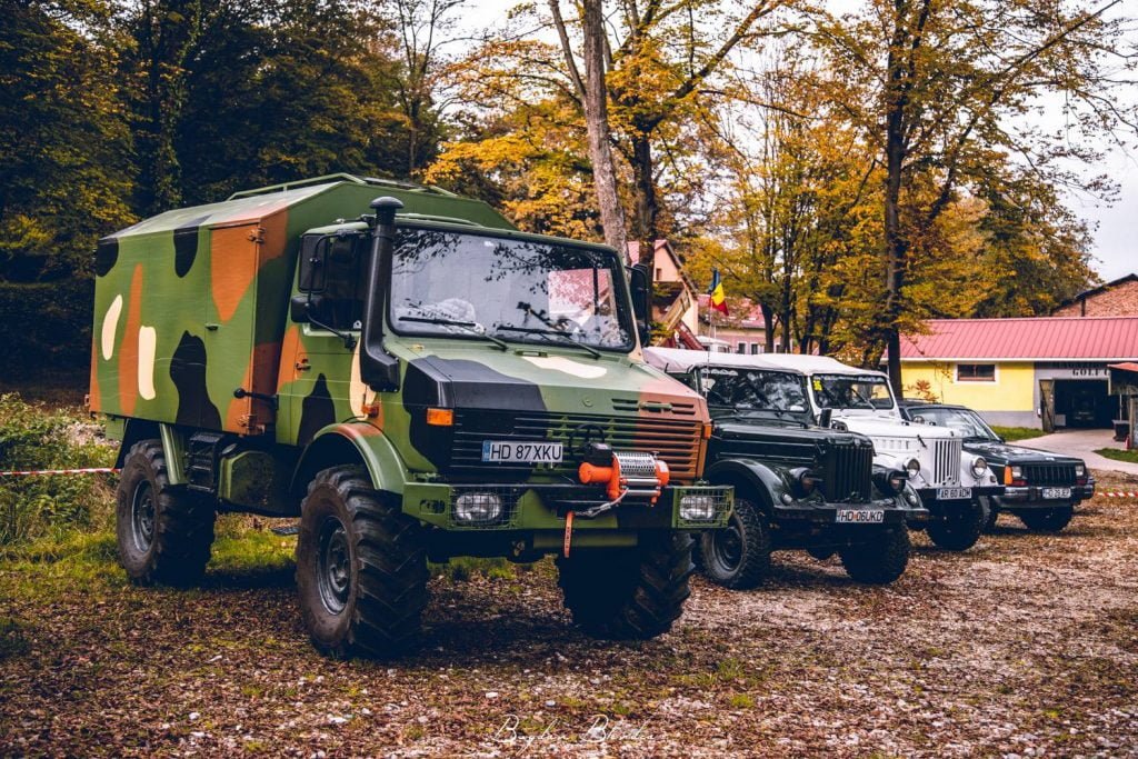 Zeci de automobile de epocă au animat parcul cu tematică militară de la