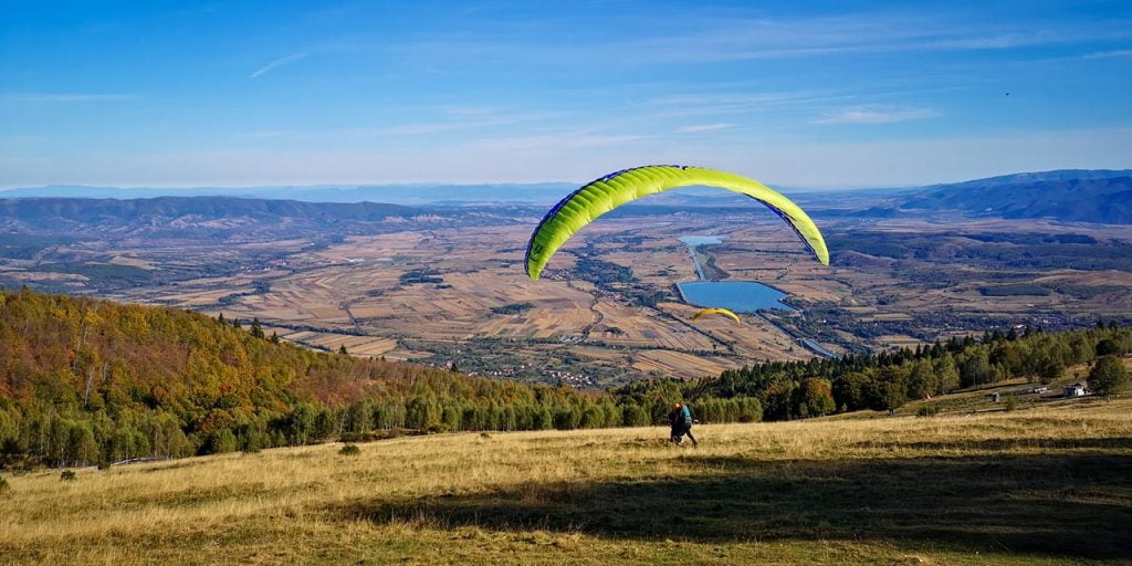 zbor cu parapanta la clopotiva langa retezat