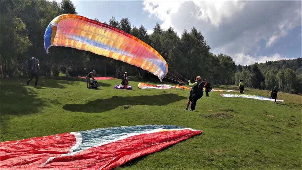 cursanti la lectii de zbor cu parapanta clopotiva