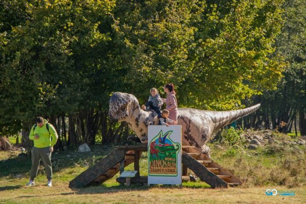 copii la Dinosaur World Transylvania