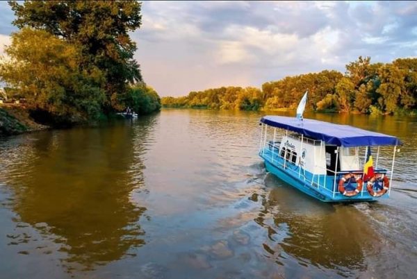 obiective turistice din judetul Hunedoara vaporasul stelar soimus