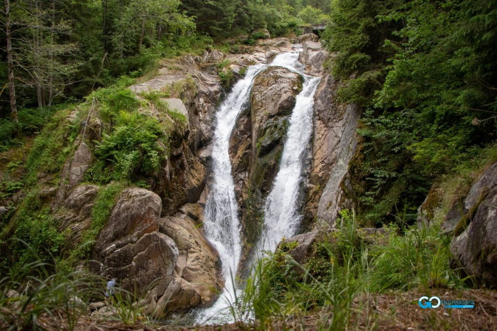 obiective turistice din judetul Hunedoara cascada lolaia din retezat