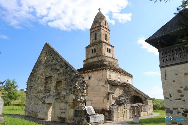 obiective turistice din judetul Hunedoara biserica de piatra de la densus