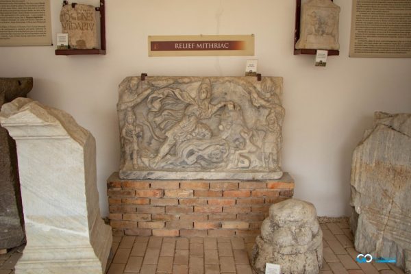 relief mithraic la muzeul civilizatiei dacice si romane deva