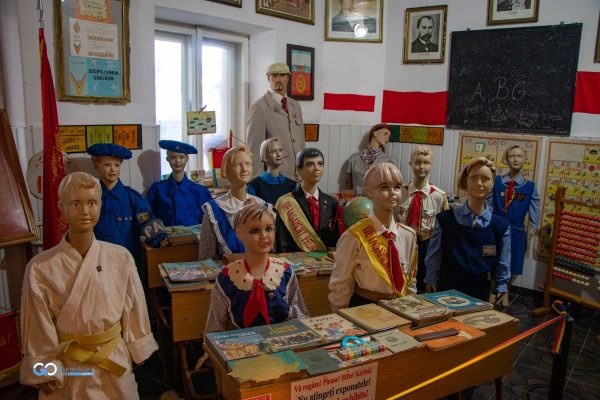 sala de clasa copii la muzeul comunismului hunedoara